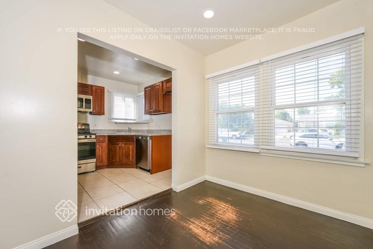 2112 N Screenland Dr - Photo 5 of 17