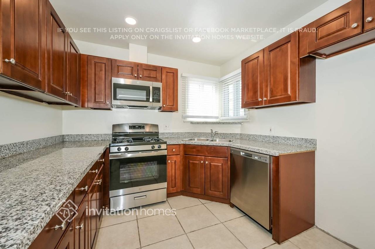 2112 N Screenland Dr - Photo 7 of 17