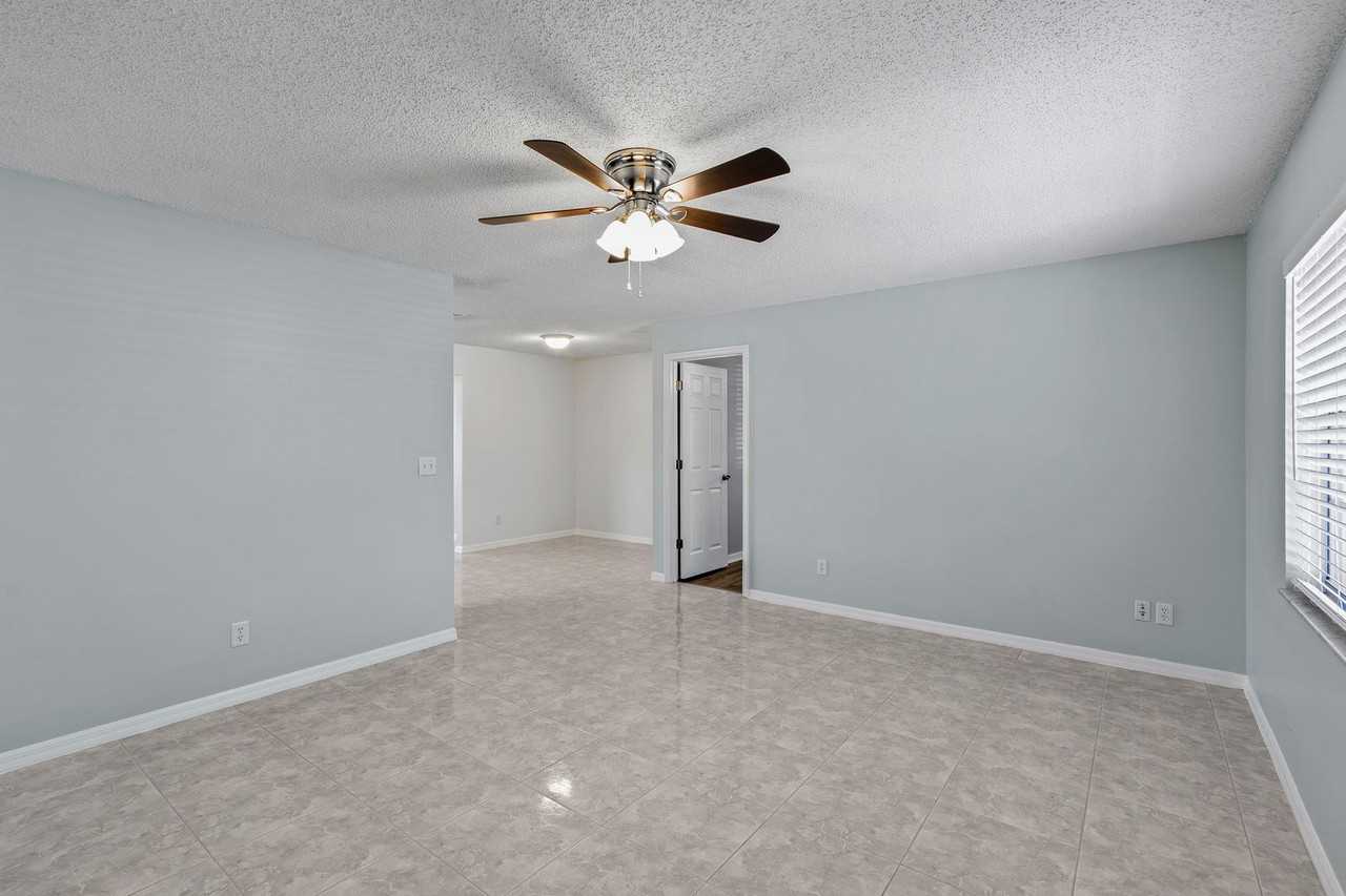 2711 N Dellwood Dr - Photo 2 of 12