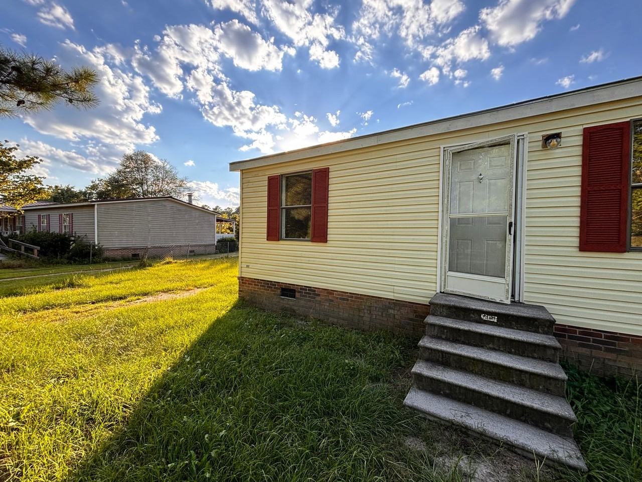 584 Hawaii Ct - Photo 3 of 8