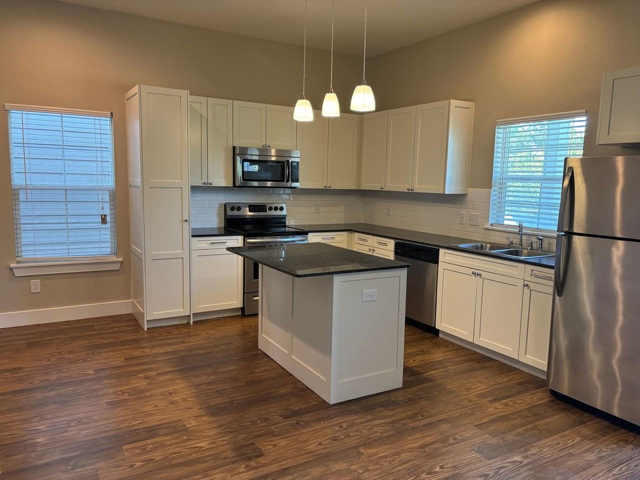 453 N Woods St - Photo 2 of 9