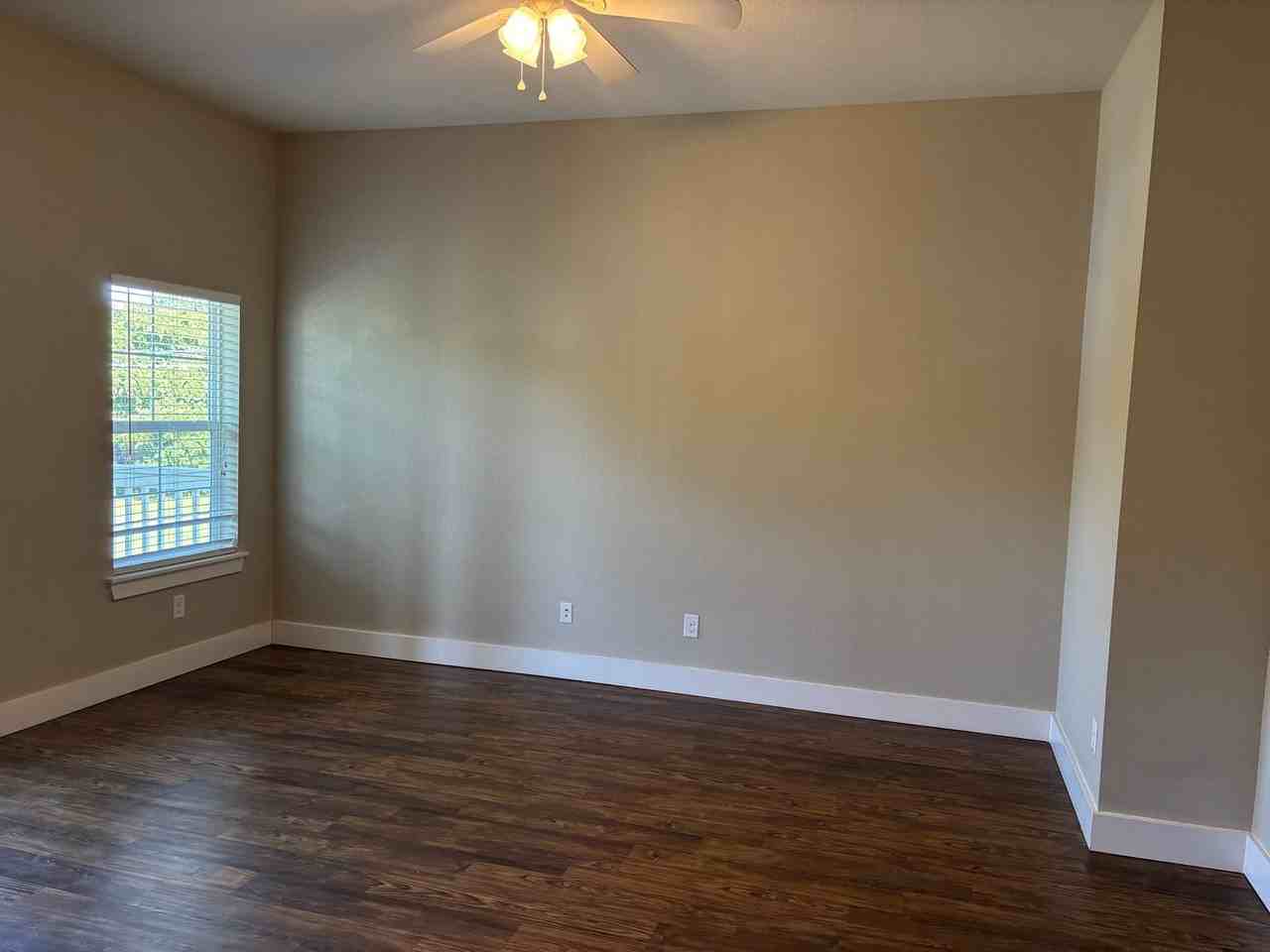 453 N Woods St - Photo 3 of 9