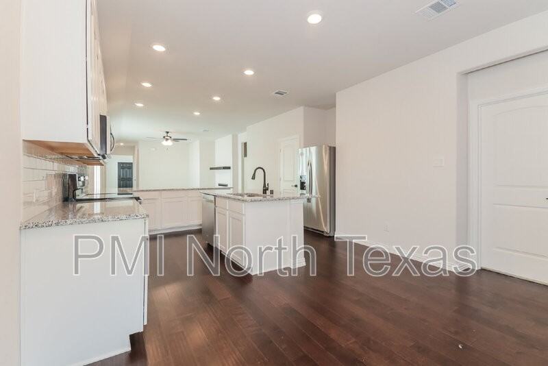 2610 Hawkins St - Photo 2 of 19