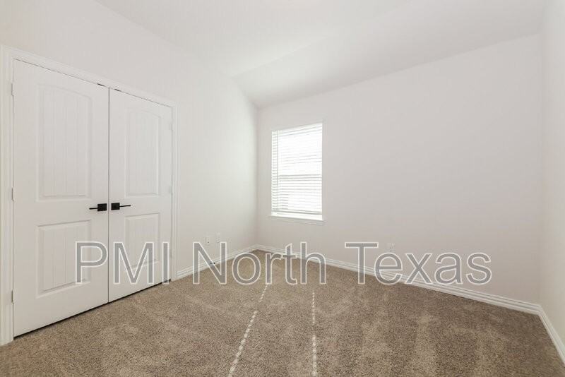 2610 Hawkins St - Photo 6 of 19