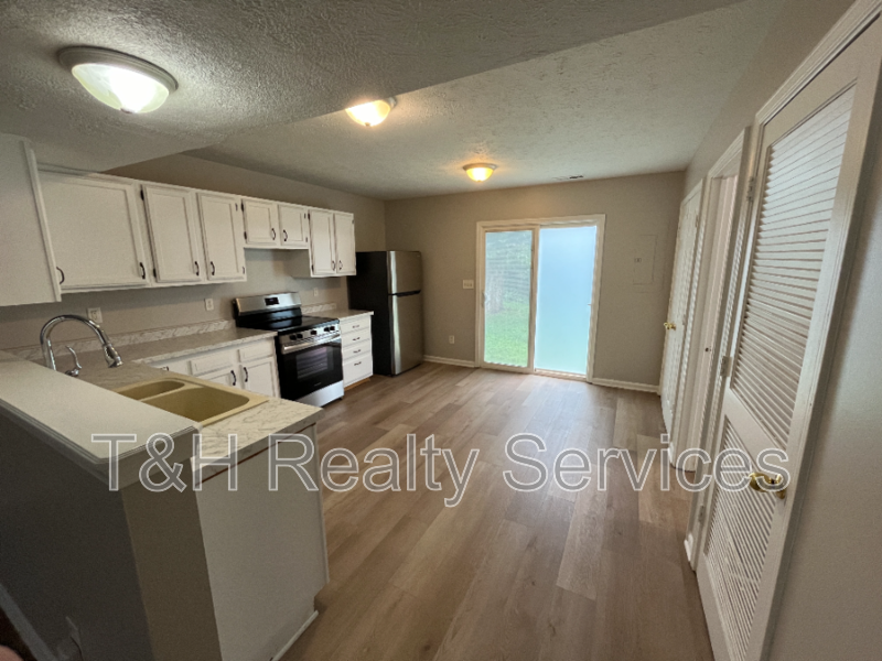 1325 Charles St - Photo 7 of 28