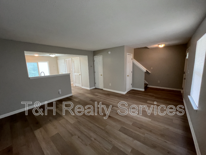 1325 Charles St - Photo 5 of 28
