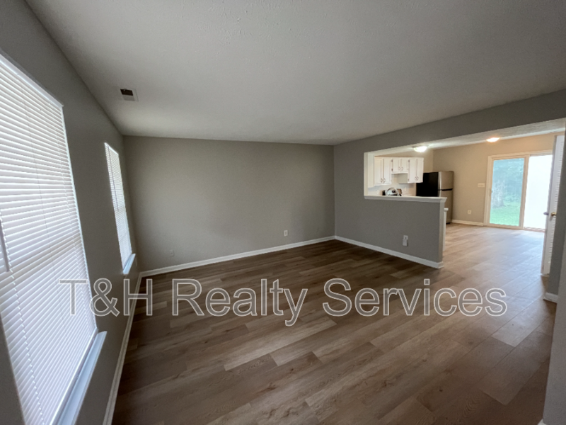 1325 Charles St - Photo 4 of 28