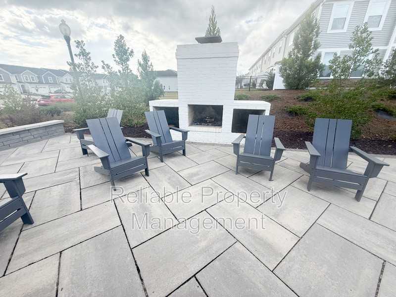 124 Kobus Ct - Photo 4 of 23