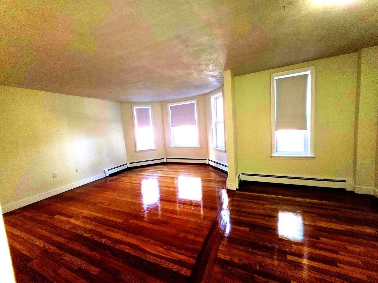 310 Tappan St - Photo 4 of 18