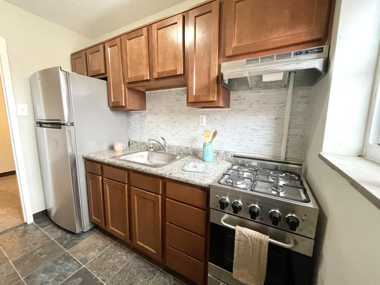 SAVOY APTS -- 058 - Photo 7 of 10