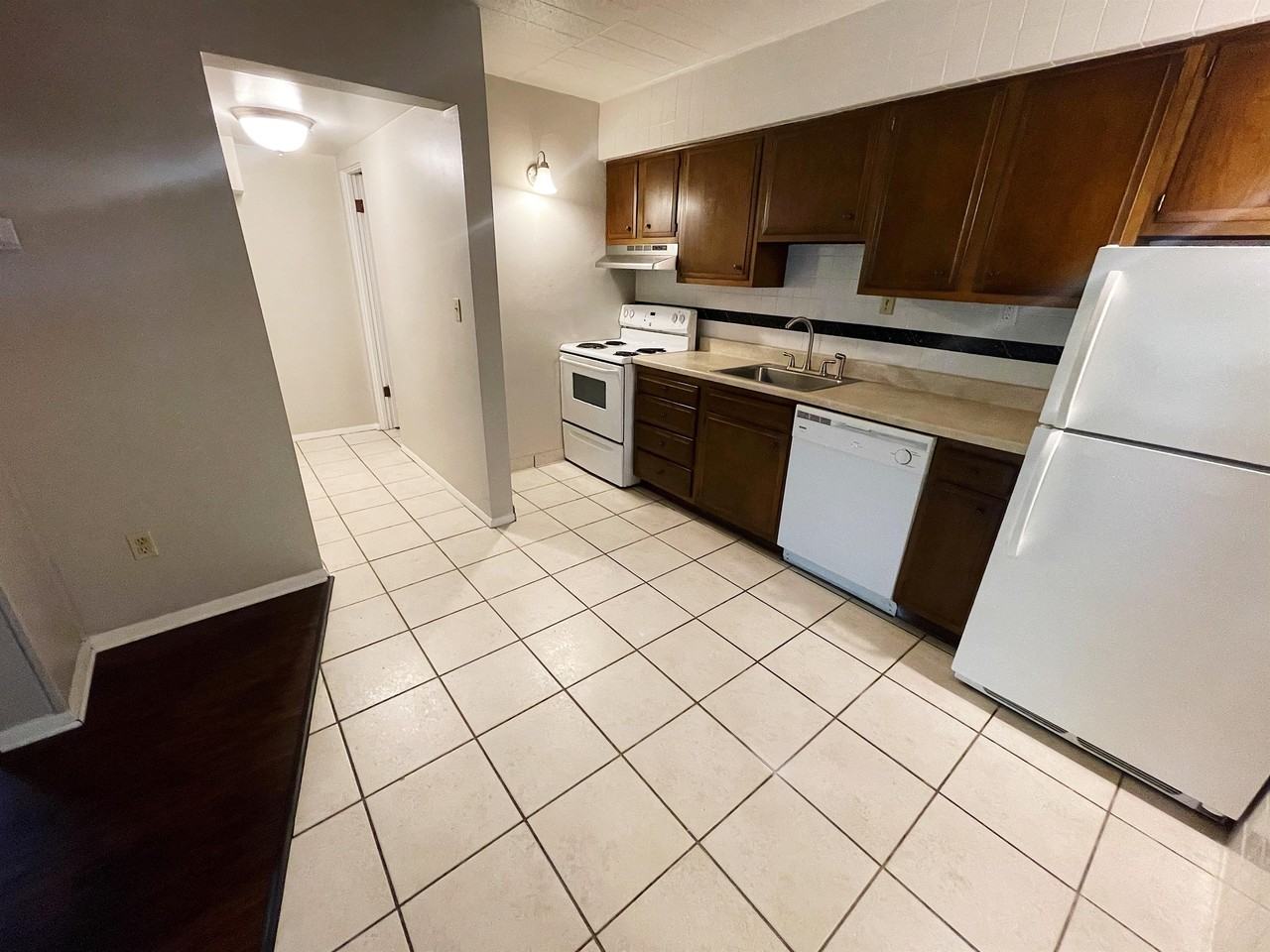 PINE VIEW APARTMENTS -- 059 - Photo 4 of 23