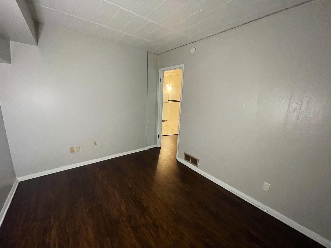 PINE VIEW APARTMENTS -- 059 - Photo 7 of 23