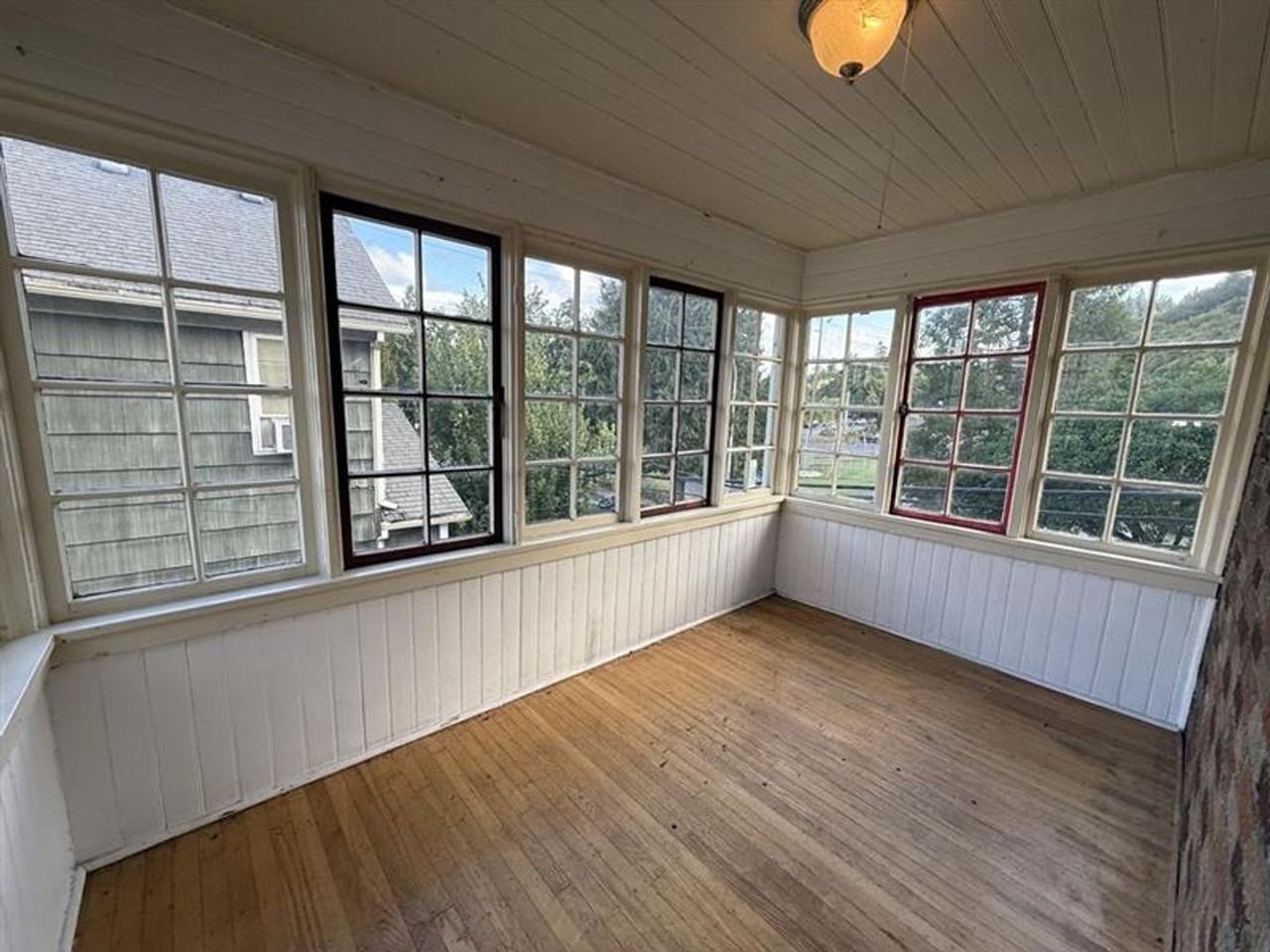 2440 Sw 5th Ave - Photo 3 of 11