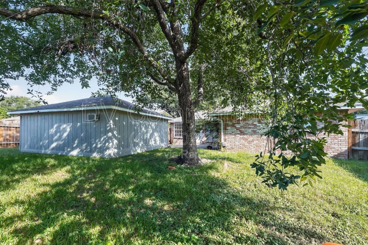 15707 Lone Tree Dr - Photo 3 of 10