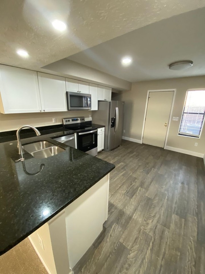 3243 Summerhill Ln - Photo 2 of 13