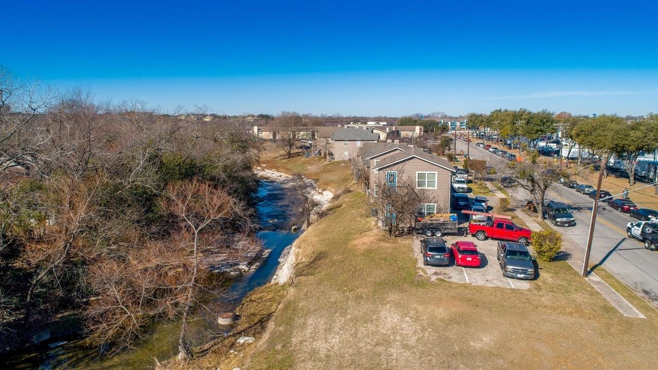 933 Park Plaza - Photo 2 of 30