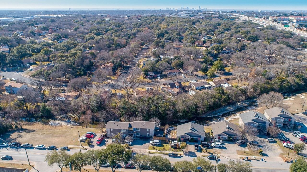 933 Park Plaza - Photo 3 of 30