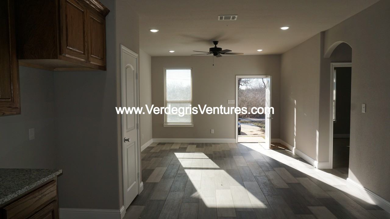 706 S Brazos Ave #B - Photo 3 of 16