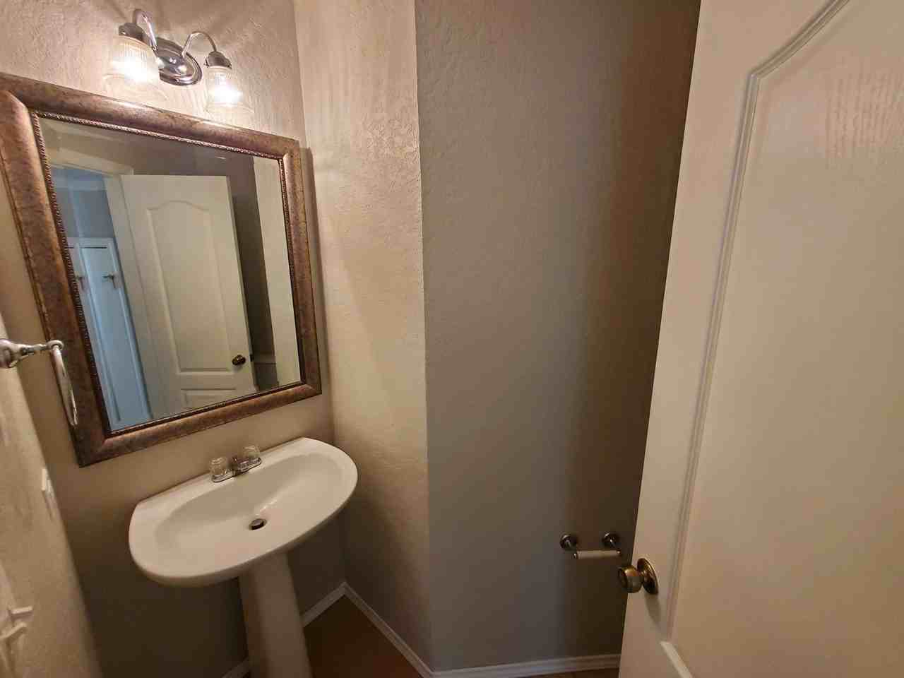 2606 Sunview Lk - Photo 3 of 17