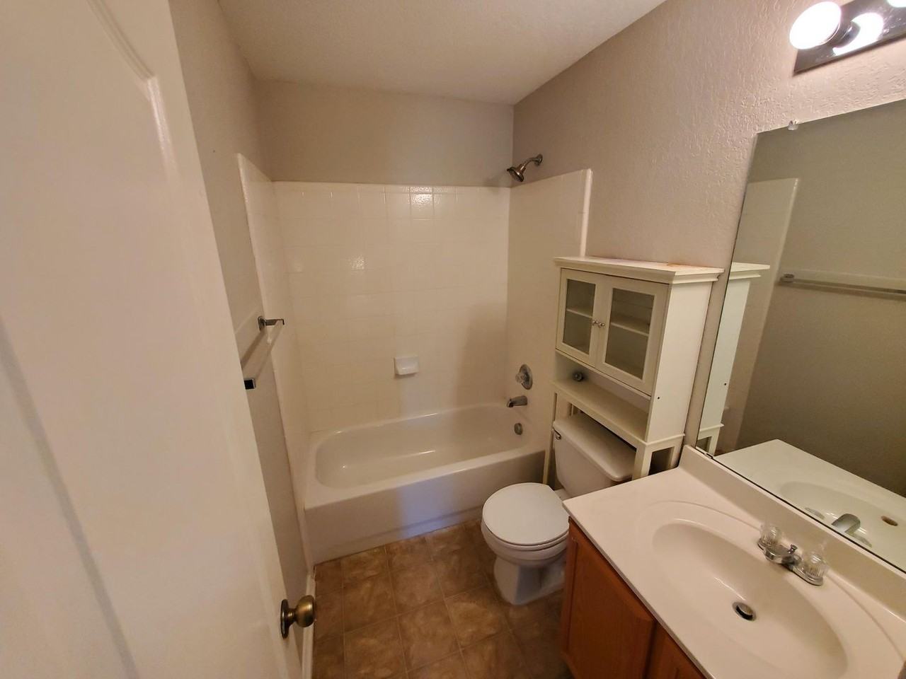 2606 Sunview Lk - Photo 2 of 17