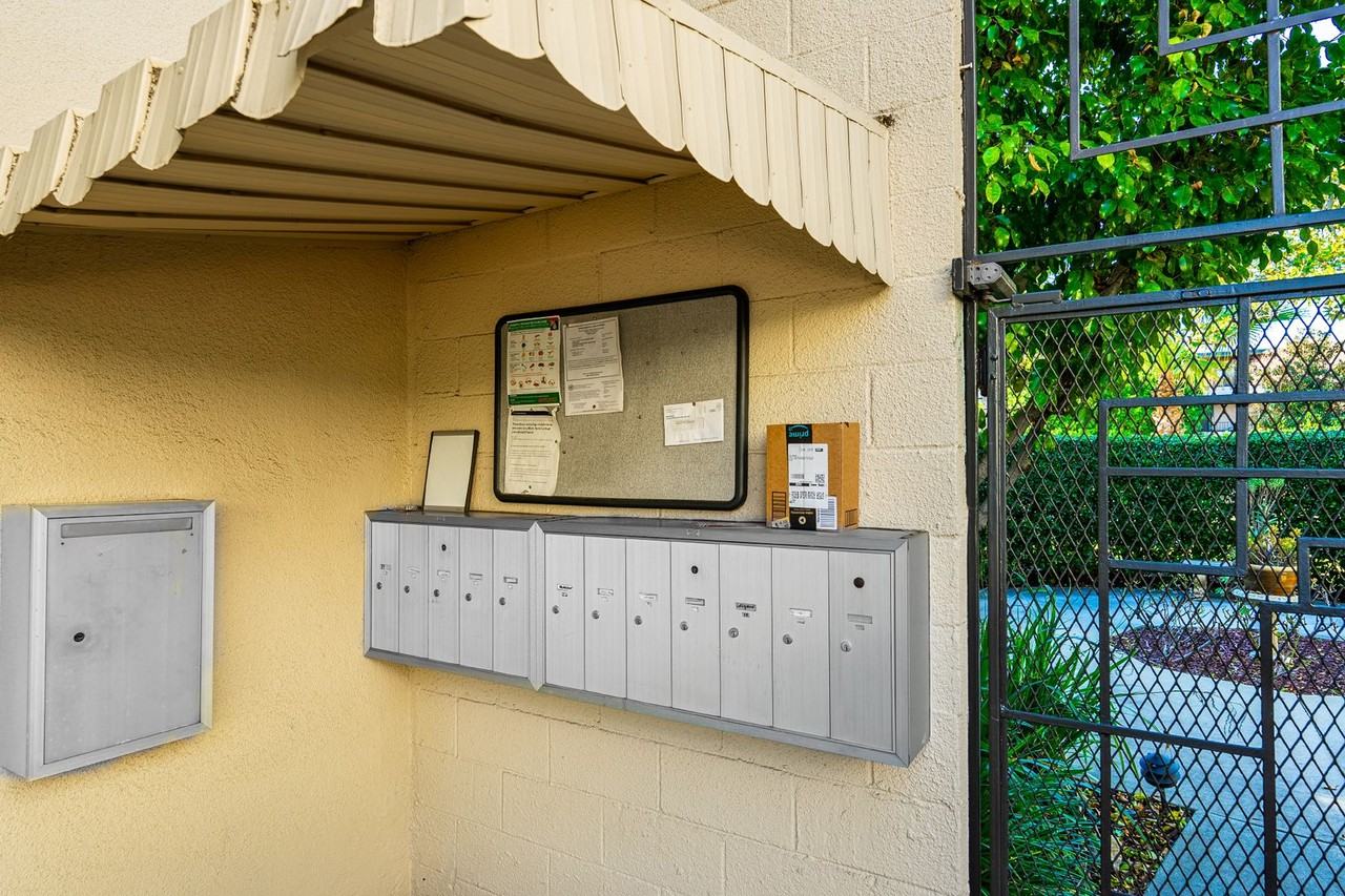 1250 South Orange Grove Boulevard - Photo 7 of 40