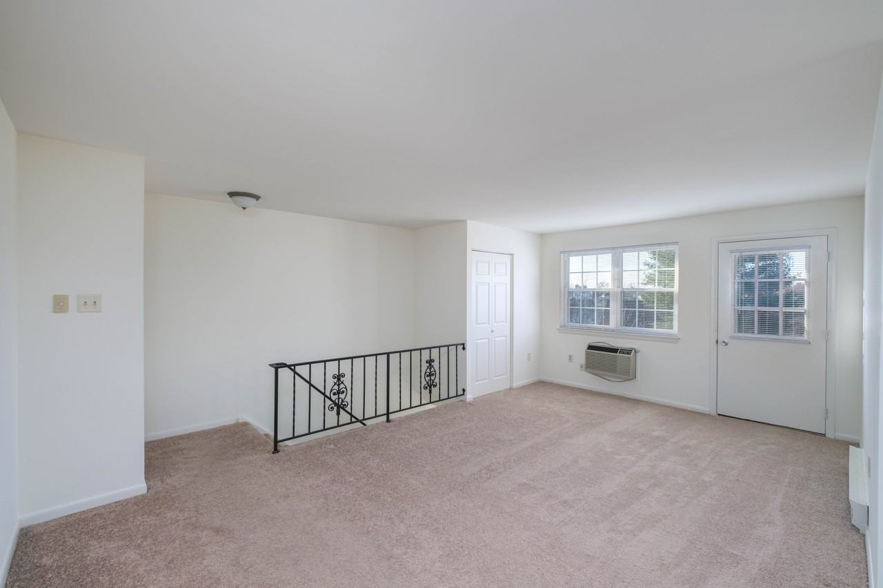 360 College Manor Ave Apt 8 #360-8 - Photo 3 of 10