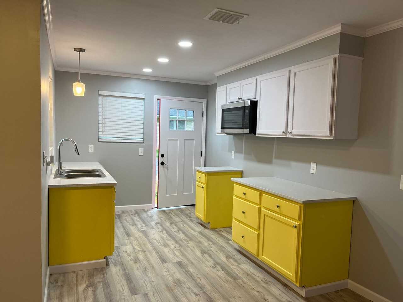 301 Edwards St - Photo 4 of 9