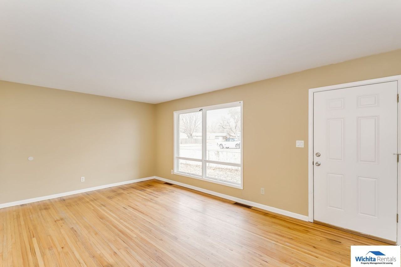 3357 W 1st St N - Photo 2 of 11