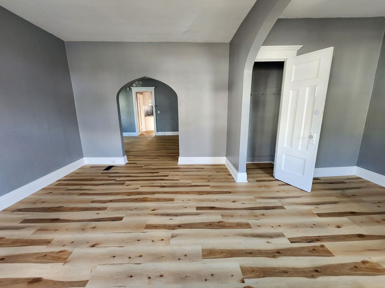 279 Clifford Ave - Photo 2 of 15