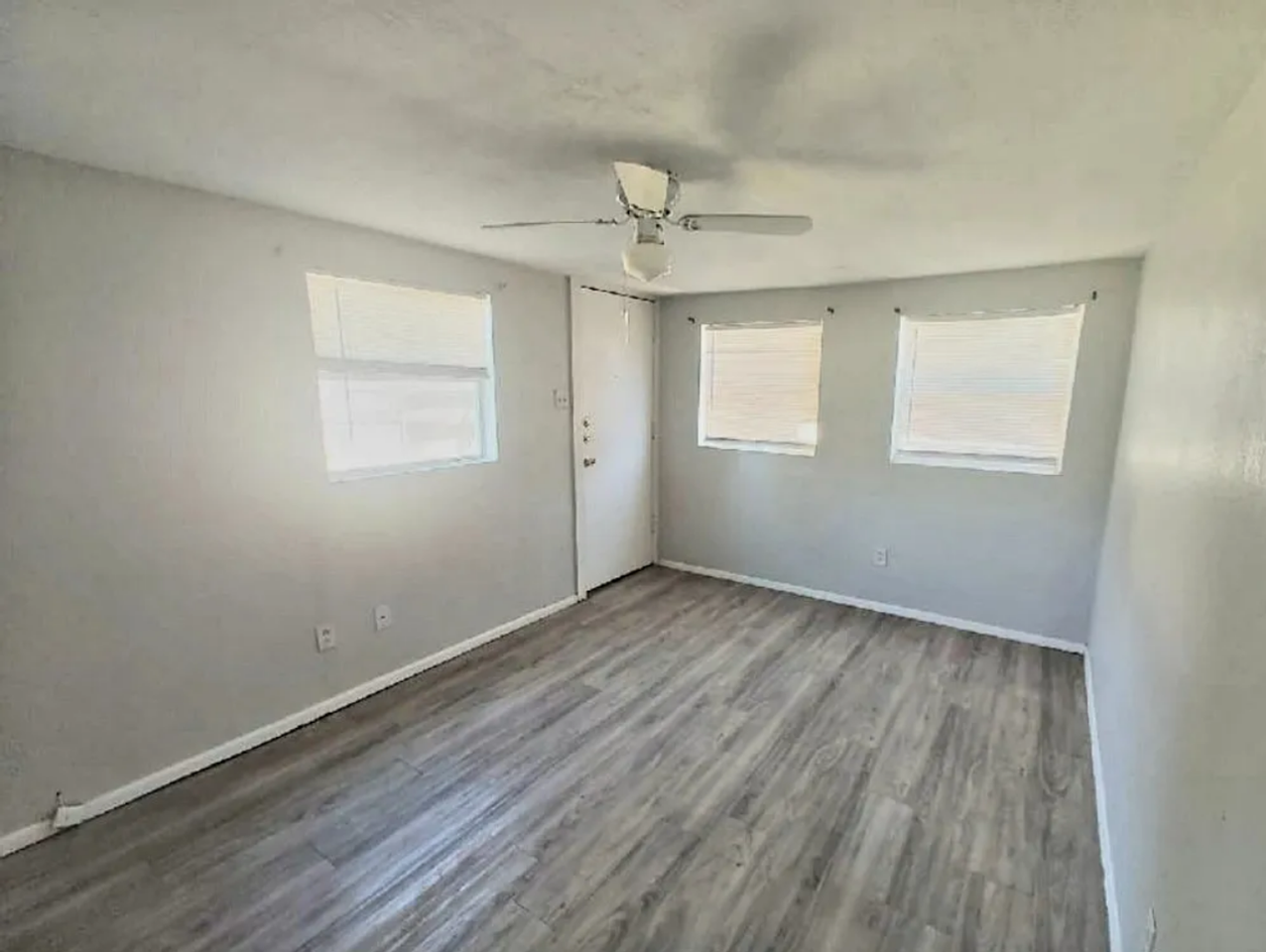 2608 Avenue V - Photo 4 of 5