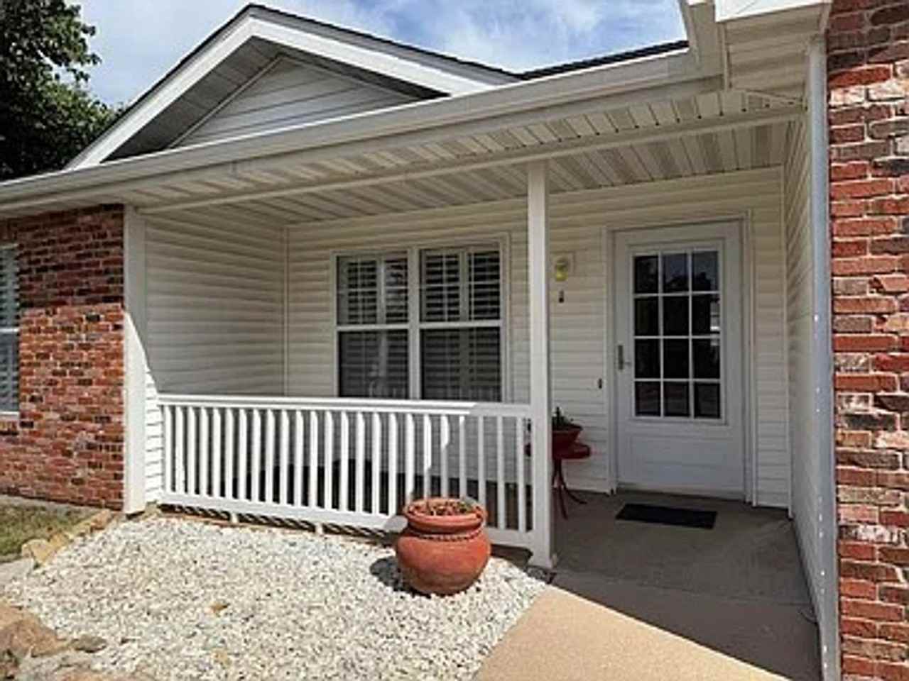 301 Amanda Dr - Photo 3 of 19