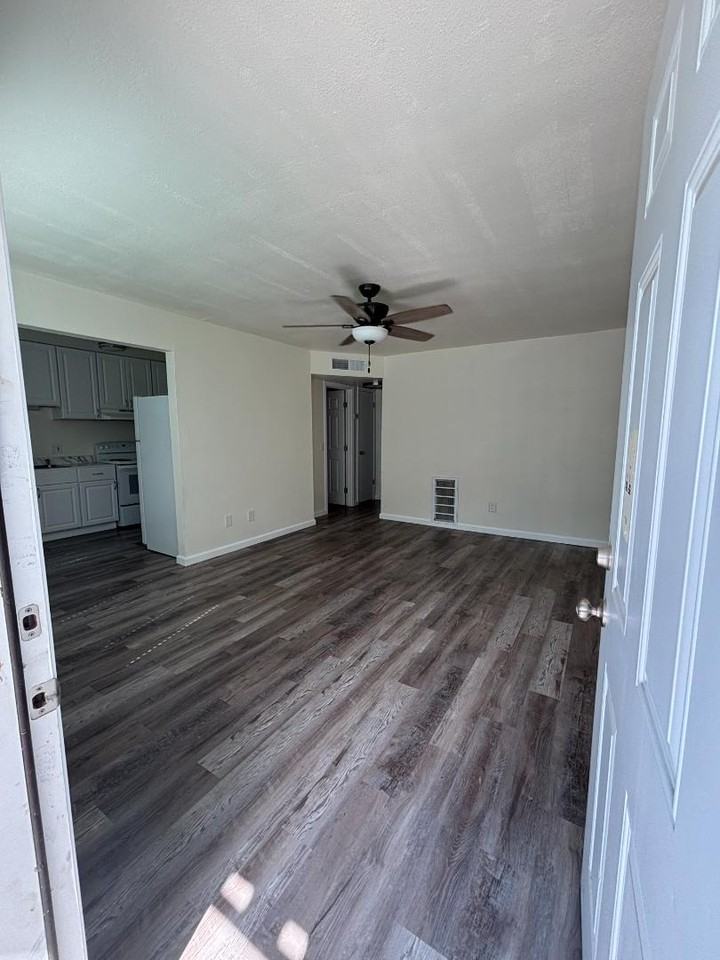 2330 East Ashlan Avenue - Photo 3 of 23