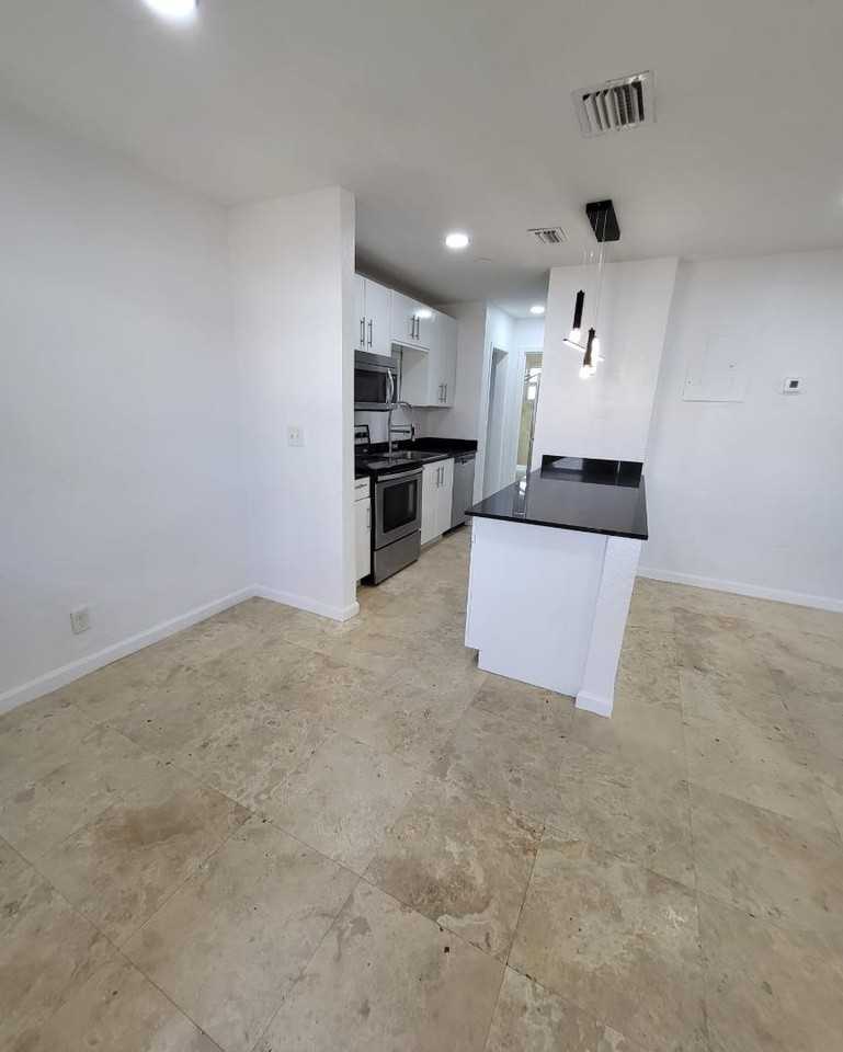 1204 Ne 5th Ter - Photo 3 of 18