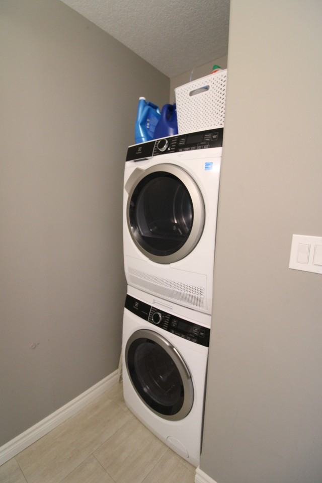 379 Romeo St N - Photo 3 of 33