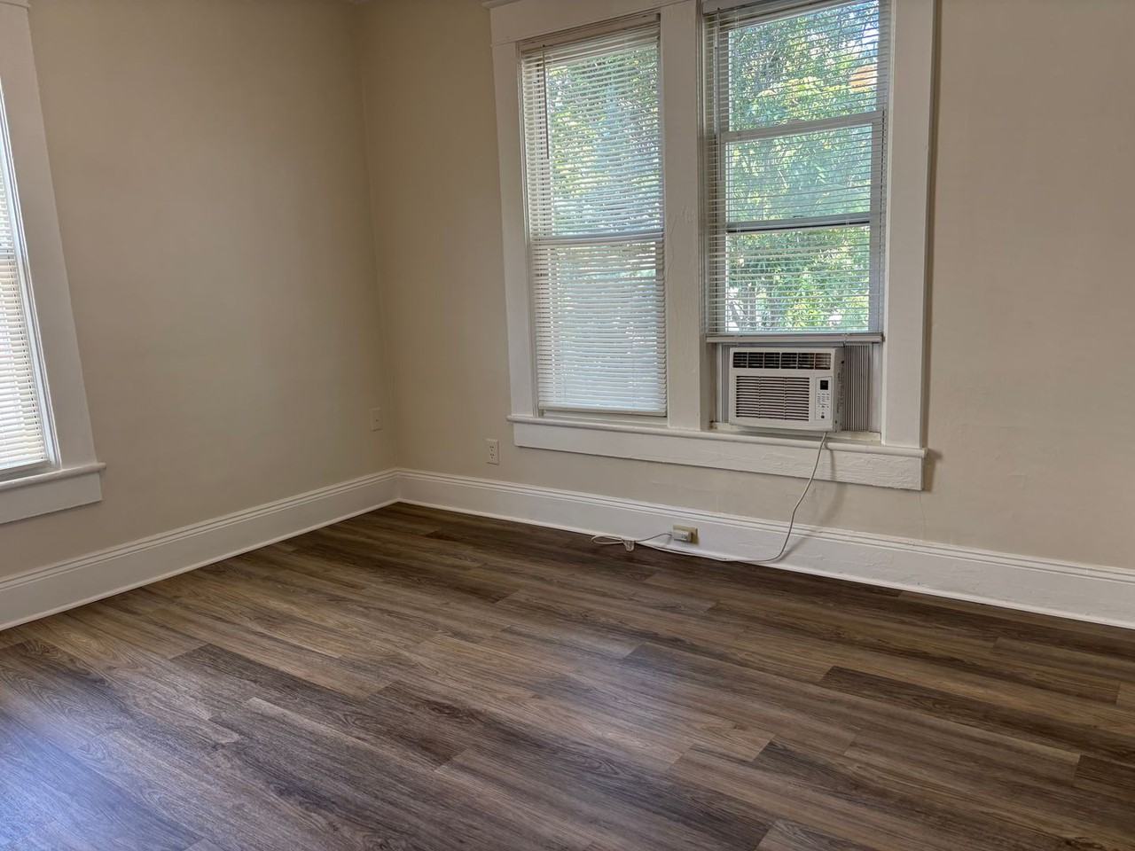 603 Magnolia St - Photo 4 of 9