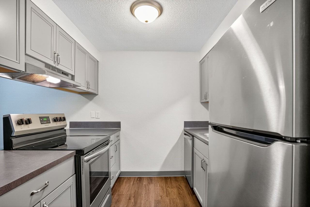 2865 N Clark Ct - Photo 3 of 12