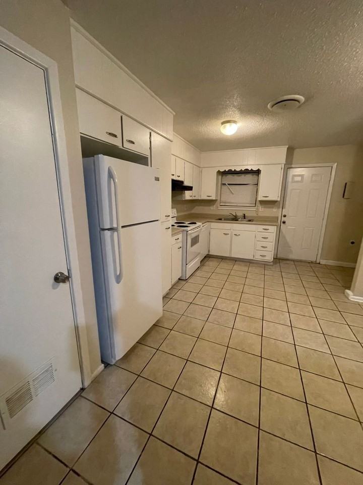 600 E Sunset Dr - Photo 5 of 12