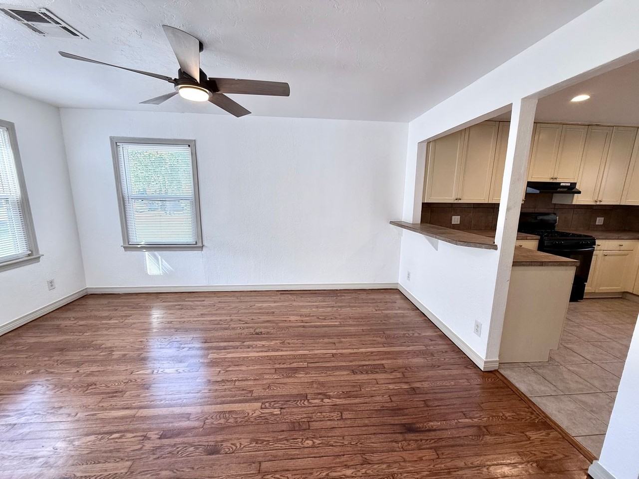 805 Dakota St - Photo 4 of 12