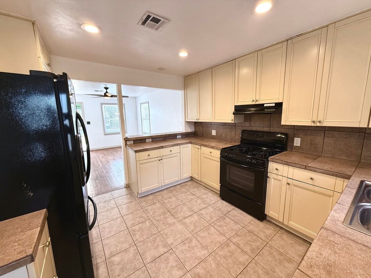 805 Dakota St - Photo 5 of 12