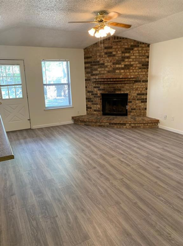 7304 Meadowbrook Drive - Photo 4 of 11