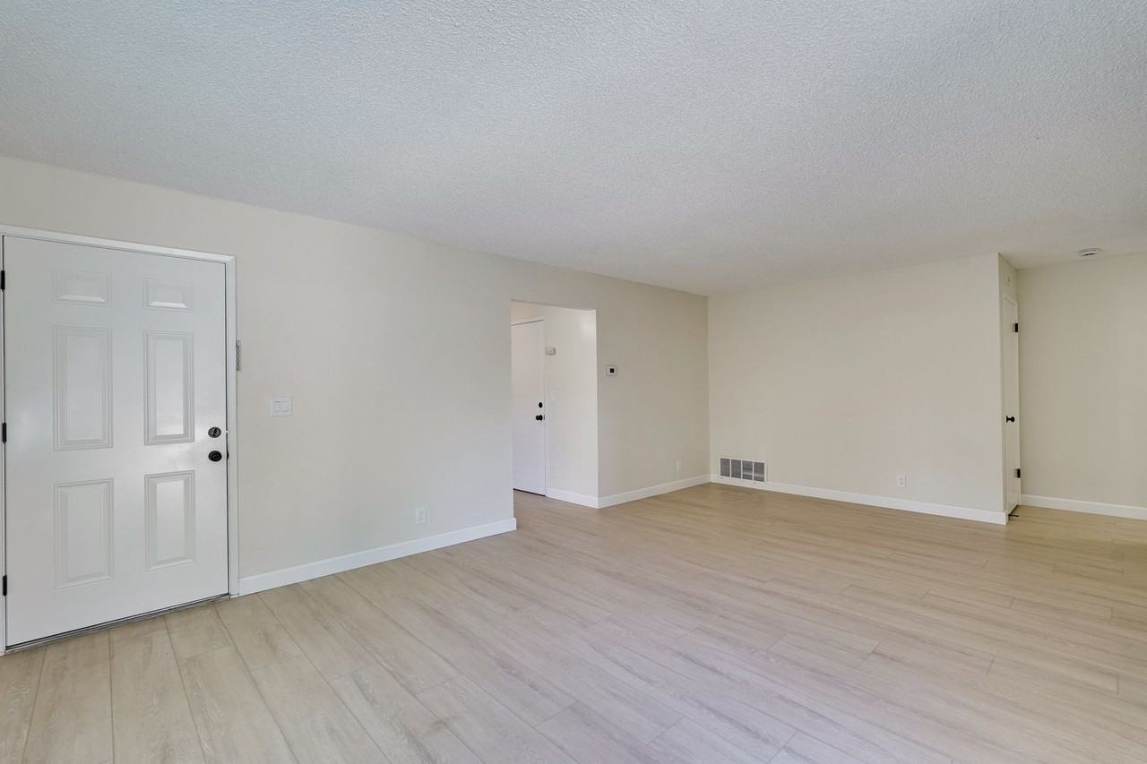 1911 Camden Ave - Photo 2 of 32