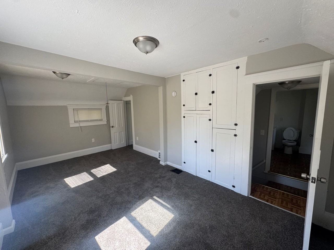 9611 Dunlap Avenue - Photo 3 of 36