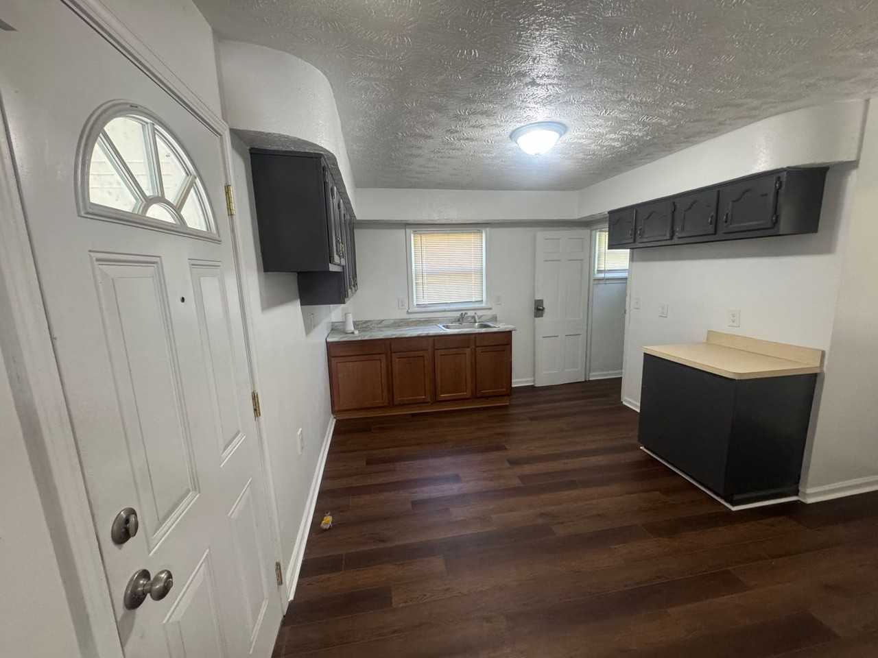 9611 Dunlap Avenue - Photo 4 of 36