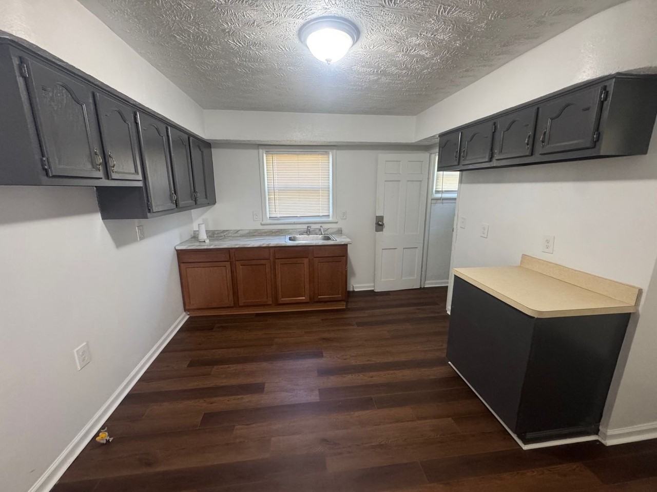 9611 Dunlap Avenue - Photo 5 of 36