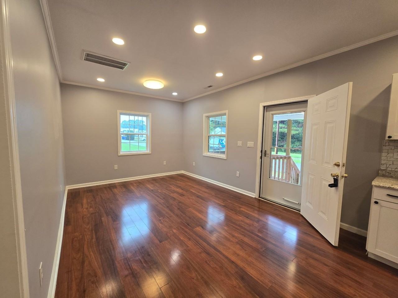 210 E Garden St - Photo 3 of 10