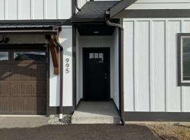 featured image of 995 N Camas Ln