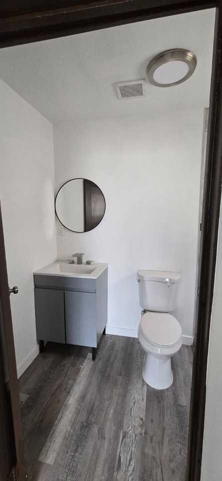 921 E 9th St - Photo 2 of 10