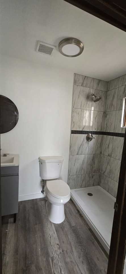 921 E 9th St - Photo 3 of 10