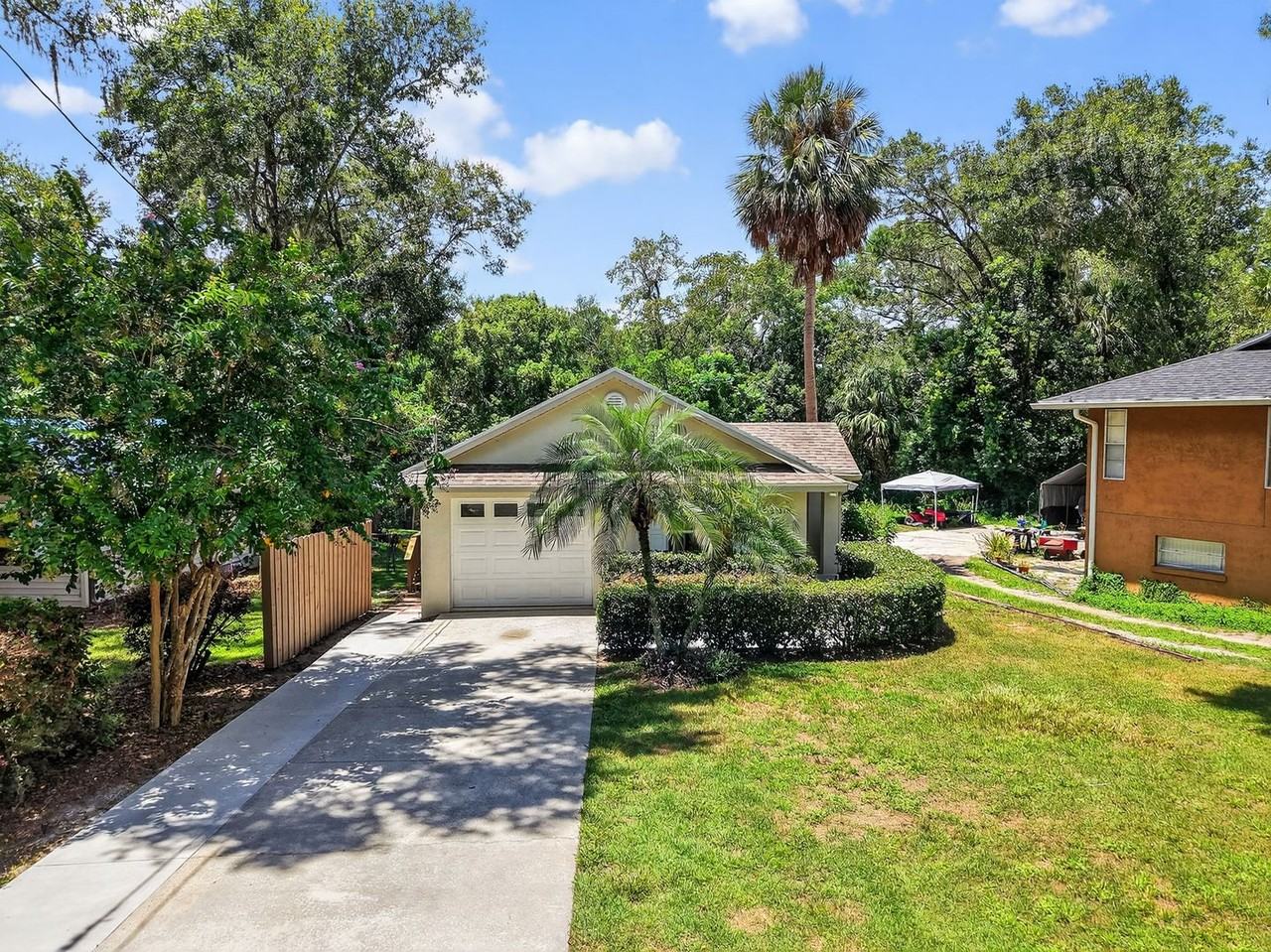 31319 Chevy Chase Dr - Photo 2 of 10