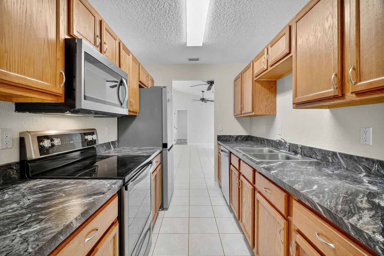 31319 Chevy Chase Dr - Photo 3 of 10